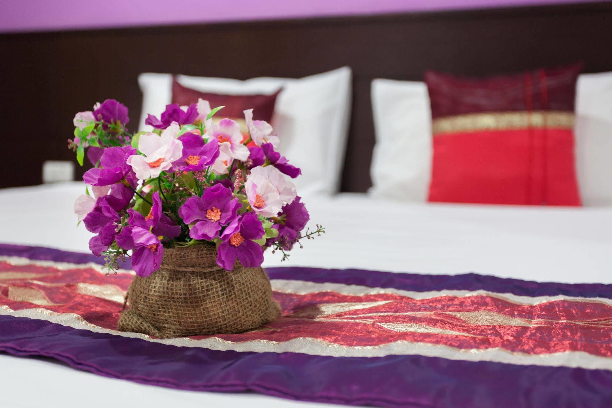 Islanda Boutique Hotel Patong Bagian luar foto